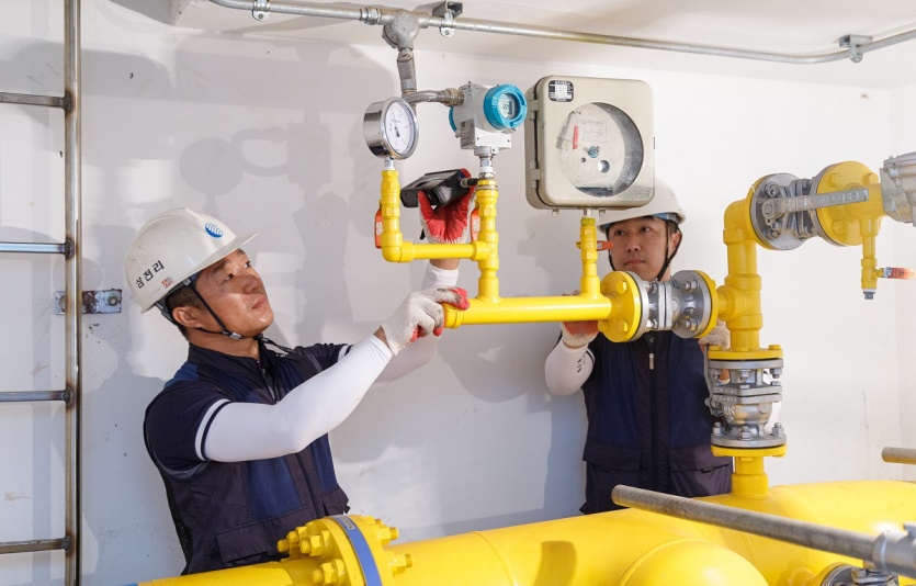 삼천리 직원이 현장에서 도시가스 안전관리 업무를 실시하고 있다. 사진=삼천리