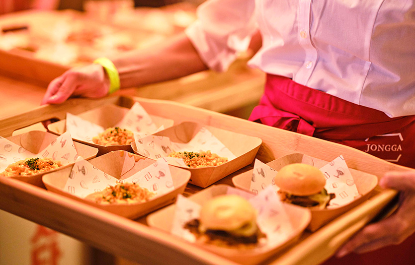 종가 런던 팝업스토어 내 ‘김치 골목(Kimchi Alley)’ 존에서는 런던 로컬 레스토랑과 협업한 다양한 김치 메뉴를 맛볼 수 있다. 사진=대상 종가