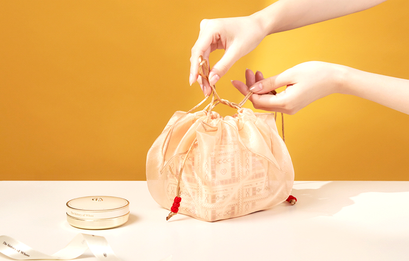 LG생활건강의 럭셔리 궁중 화장품 브랜드 ‘더 히스토리 오브 후’가 나만의 선물 포장을 완성할 수 있는 ‘더후 로얄 아트 기프트’ 온라인 서비스를 개설했다. 사진=LG생활건강