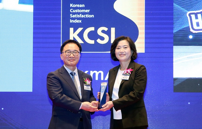 서울시 중구에 위치한 신라호텔에서 진행된 2023 한국산업의 고객만족도(KCSI) 수상식에서 박현주 신한은행 소비자보호그룹 부행장(오른쪽), 한수희 한국능률협회 사장이 기념촬영하는 모습. 사진=신한은행