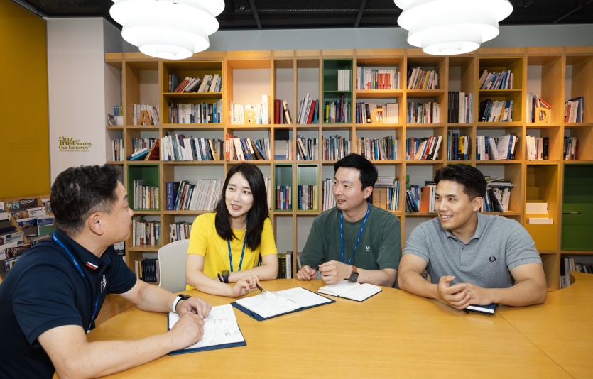 포스코 직원들이 포스코센터에서 업무회의를 진행하고 있는 모습. 사진=포스코