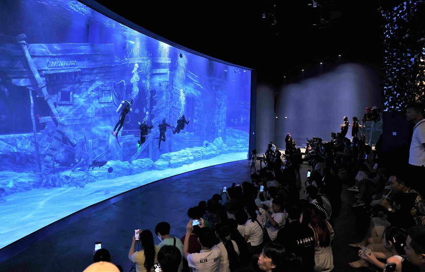 4. [월드 아쿠아리움] 메인수조를 관람하는 관객.jpg