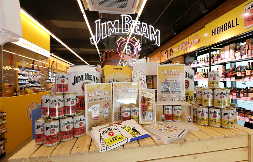 짐빔 팝업스토어로 변신한 이마트24 R광안리센터점. 사진=이마트24