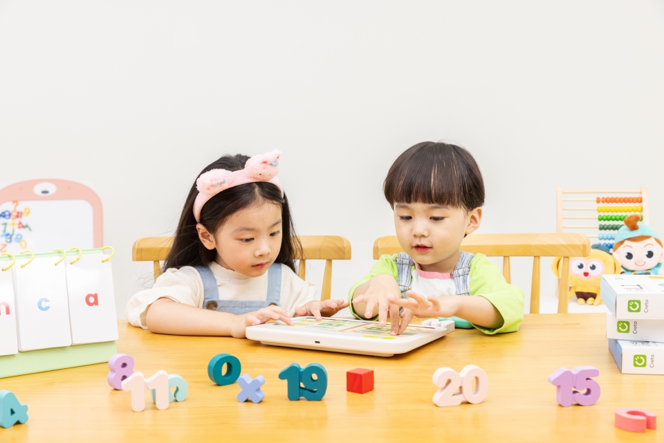 사진 두 어린이가 ‘크레타 탭’으로 학습하고 있다. 사진=크레타클래스