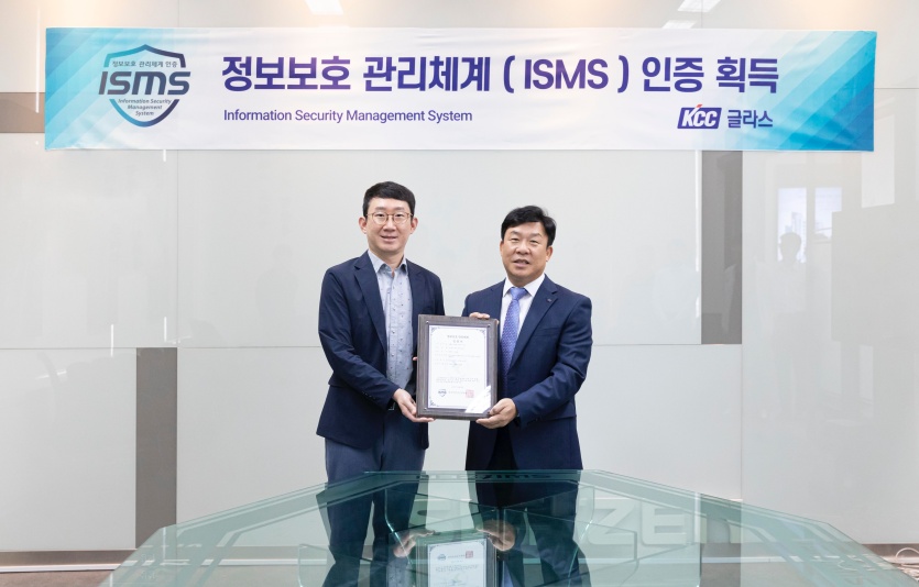 이인수 KCC글라스 경영정보 담당 상무(오른쪽)와 정경섭 이지시큐 대표가 ISMS 인증 수여식을 마치고 기념촬영을 하고 있다. 사진=KCC글라스