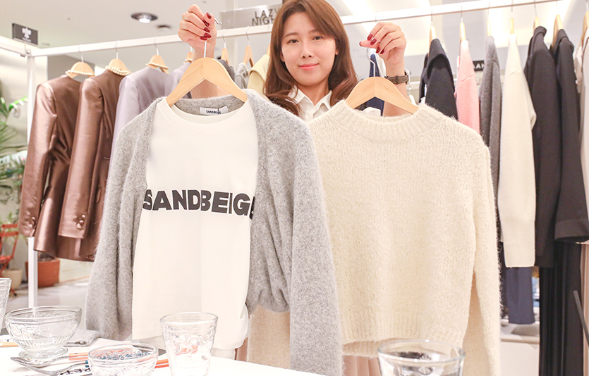 서울 강남구 현대백화점 무역센터점 ‘레이지나잇’ 팝업스토어에서 직원이 상품을 소개하고 있다. 사진=현대백화점