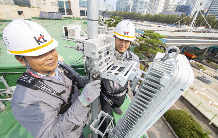 KT 네트워크 직원들이 서울 톨게이트 인근에 있는 통신 기지국의 사전 품질 점검을 진행하고 있다. 사진=KT
