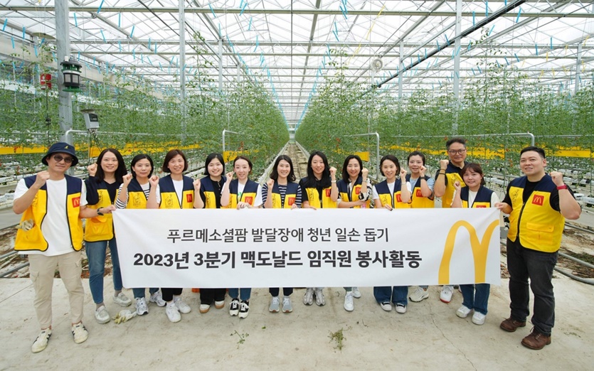 한국맥도날드는 지난 25일 경기도 여주에 위치한 발달장애 청년들의 일터 ‘푸르메소셜팜’에서 임직원 정기 봉사활동을 진행했다고 26일 밝혔다. 사진=한국맥도날드