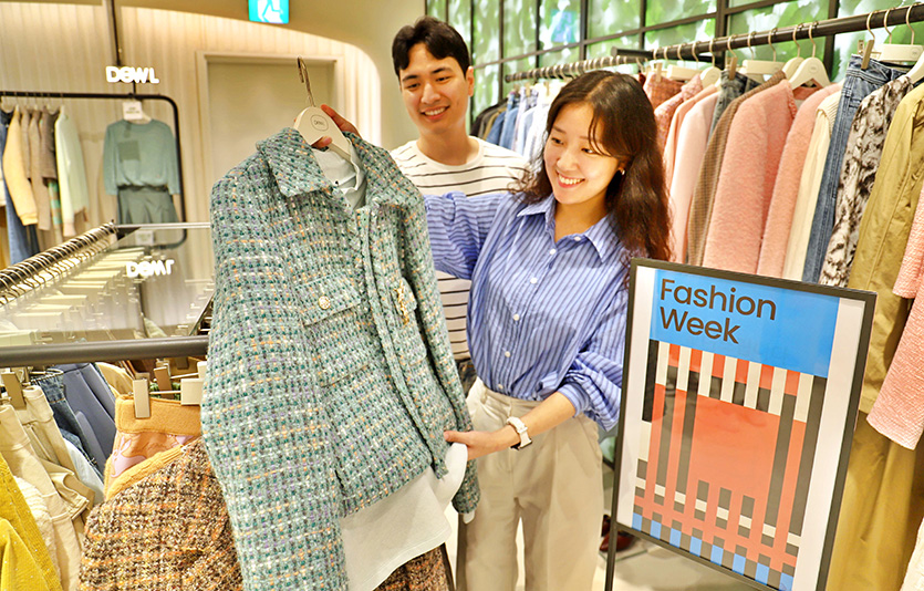 백화점 빅3가 일제히 가을 세일에 들어간다. 롯데백화점 가을세일 패션위크에서 고객이 제품을 둘러보고 있다. 사진=롯데백화점