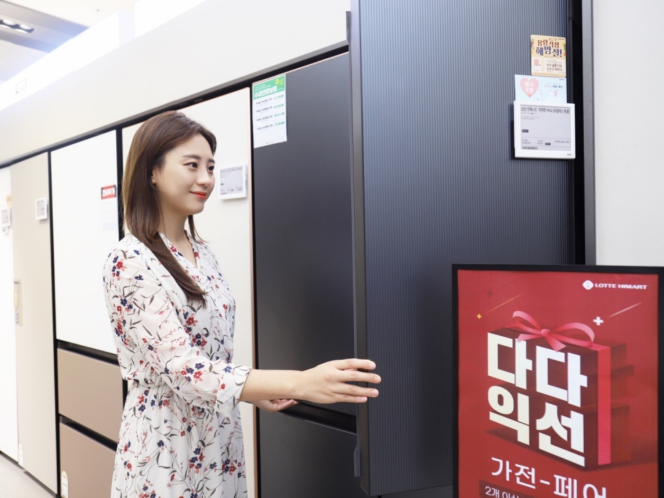 롯데하이마트가 이사·혼수 가전 구매 고객 대상으로 10월 한 달간 ‘다다익선 가전페어’ 행사를 진행한다. 사진은 대치점에서 모델이 행사 상품을 살펴보는 모습이다. 사진=롯데하이마트