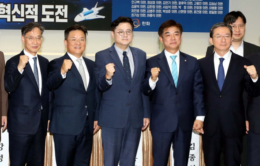 5일 오전 서울 여의도 국회에서 열린 토론회에서 홍익표 더불어민주당 원내대표를 비롯한 글로벌기업경쟁력강화 민주당의원모임, 이성수 한화그룹 사장 등이 기념촬영을 하고 있다. 사진=뉴시스