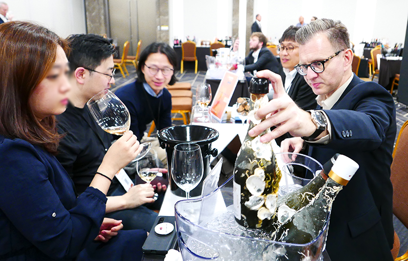 밀란 아리식 마레산토 영업이사(맨 오른쪽)가 한국바이어들과 상담을 하고 있다. 사진=김성미 기자