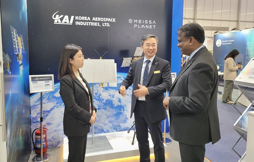 사진4. KAI 미래융합기술원 김지홍 원장(가운데)과 사우디아라비아 우주청(SSA, Saudi Space Agency) 발라나탄 문사미(Valanathan Munsami) 부청장.jpg