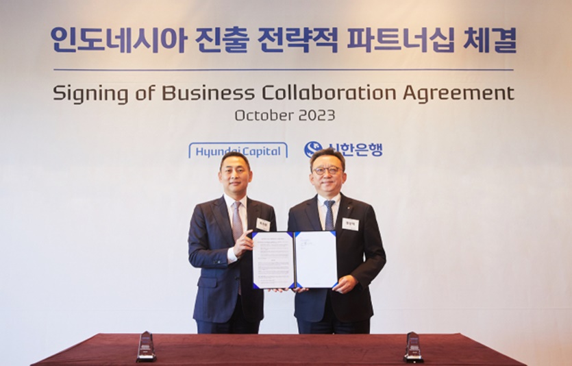 10일 서울 용산구 그랜드 하얏트 서울에서 목진원 현대캐피탈 대표(왼쪽)와 정상혁 신한은행 은행장이 전략적 파트너십을 체결 후 기념촬영을 하고 있다. 사진=현대캐피탈