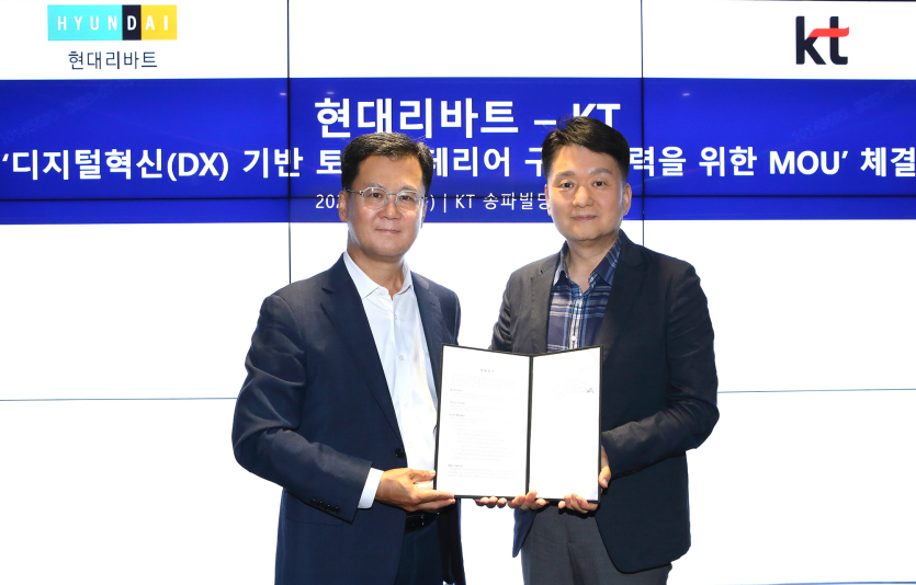 권태진 현대리바트 영업본부장과 박정준 KT 기업고객본부장이 기념사진을 촬영하고 있는 모습. 사진=현대리바트