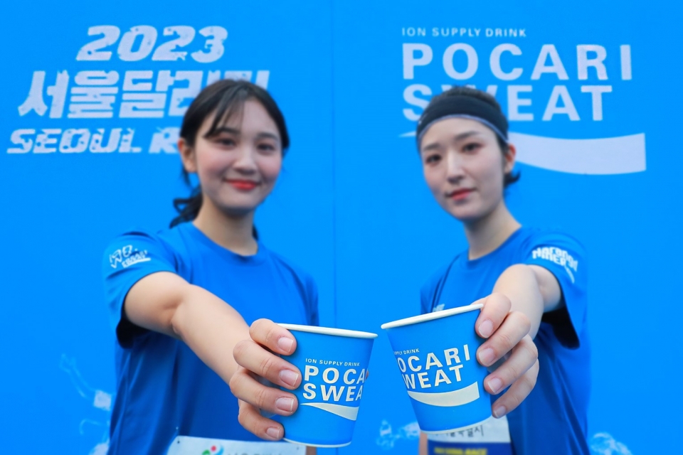동아오츠카가 지난 8일 서울 도심에서 열린 '2023 서울달리기'에서 공식음료로 포카리스웨트와 친환경 종이컵을 지원했다. 사진=동아오츠카
