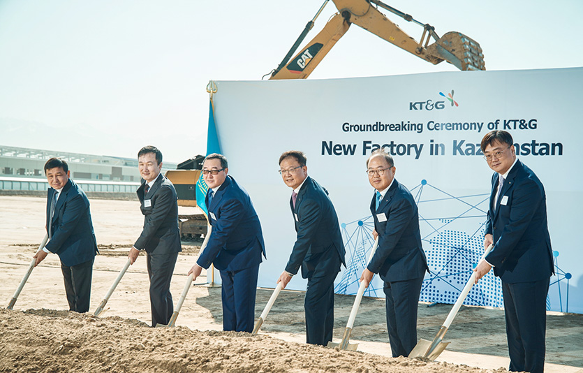 KT&G가 ‘글로벌 톱 티어’ 11일 카자흐스탄 신공장 착공식을 개최했다. 사진은 백복인 KT&G 사장(오른쪽 세 번째), 마랏 일로시조비치 알마티 주지사(왼쪽 세 번째), 박내천 주알마티 총영사(왼쪽 두 번째). 사진=KT&G
