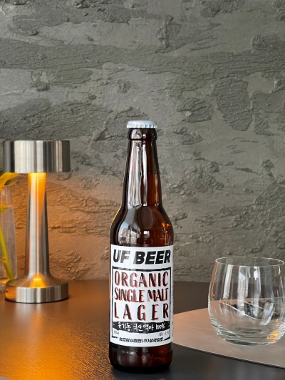충북 음성군에서 직접 재배한 보리로 만든 국내 최초 유기농맥주 UF비어. 사진=롯데백화점