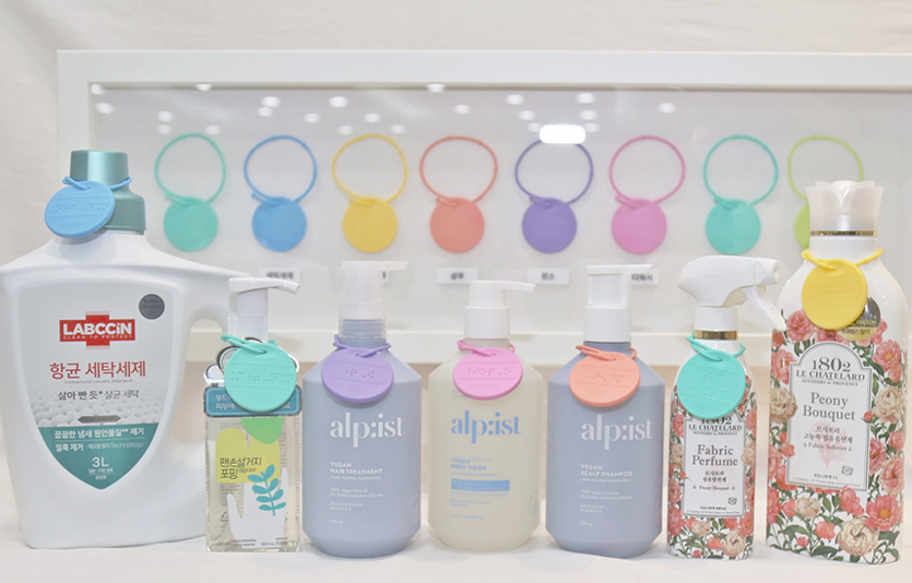 애경산업이 한국소비자원과 시각장애인을 위한 ‘점자 태그’를 지원하는 전달식을 진행했다. (오른쪽부터) 남기천 애경산업 상무와 김영일 한국시각장애인연합회 회장, 윤경천 한국소비자원 소장. 사진=애경산업