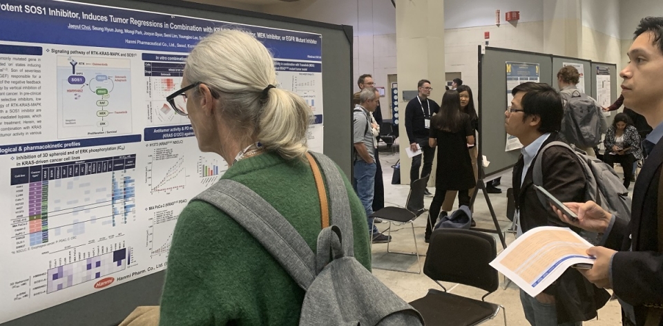 미국 보스턴에서 열린 국제 학술회의 ‘2023 AACR-NCI-EORTC’에서 글로벌 제약바이오 업계 관계자들이 한미약품의 항암 혁신신약 ‘HM99462’ 연구 결과 포스터 발표 내용을 살펴보고 있다. 사진=한미약품