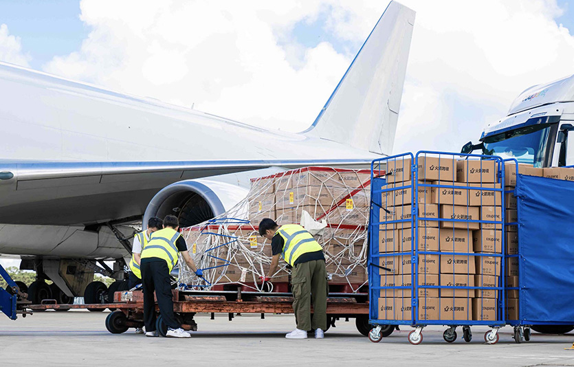 9월말 인천국제공항에 있는 대만행 화물 항공기에 대만 고객들이 쿠팡을 통해 주문한 K-중소기업 제품들이 실리고 있다. 사진=쿠팡