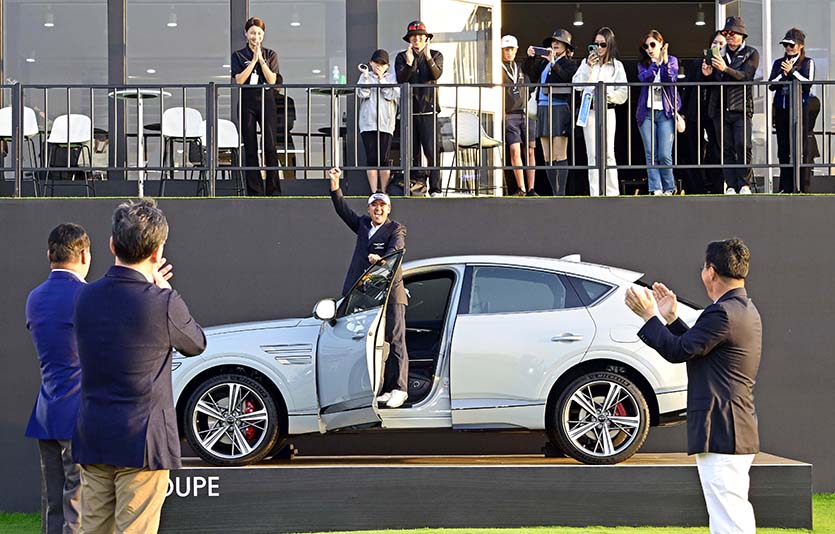 ‘GV80 쿠페’ 차량과 기념 촬영 중인 ‘2023 제네시스 챔피언십’ 우승자 박상현 선수. 사진=현대차그룹