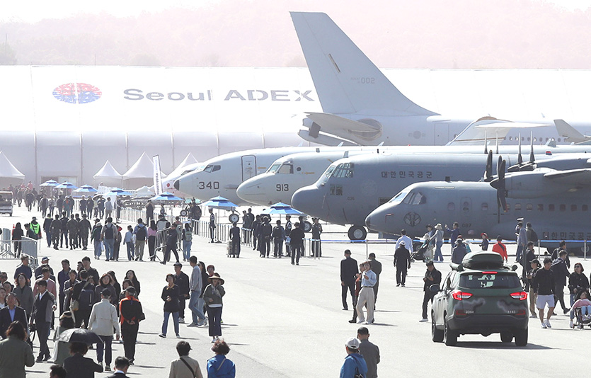 16일 경기 성남시 서울공항에서 열린 국내 최대 항공우주·방위산업 전시회 ‘서울 아덱스(ADEX) 2023’ 프레스 데이가 관람객들로 붐비고 있다. 사진=뉴시스