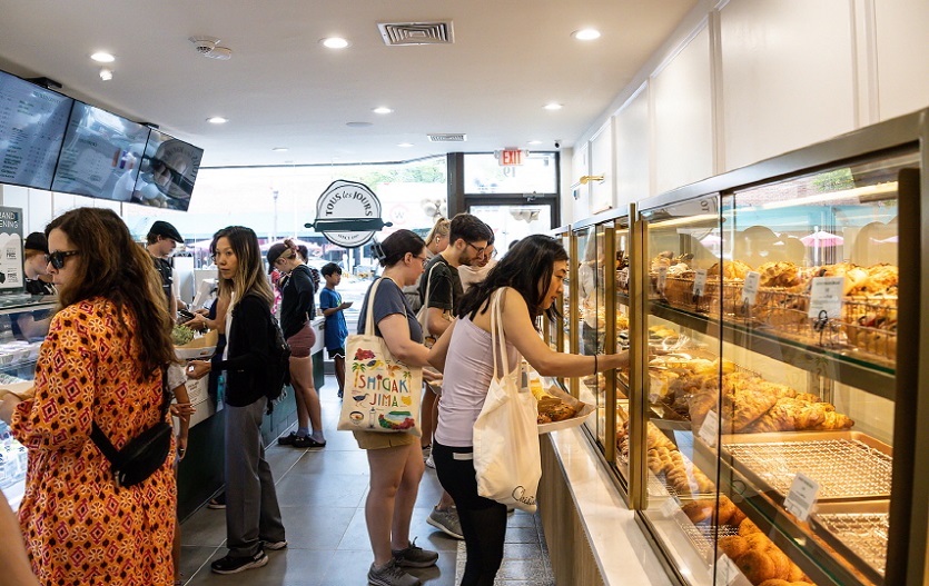 [3] 뚜레쥬르 미 100호점 브롱스빌 점'을  방문한 미 현지 고객들.jpg