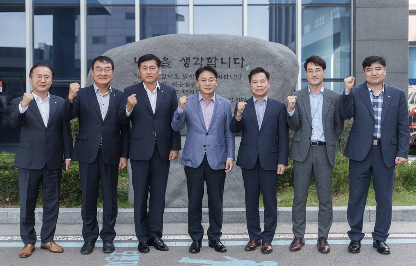 이석용 NH농협은행장(가운데)이 지난 17일 충북 청주 에코프로비엠에서 현장 경영을 마친 후 김장우 에코프로비엠 부사장(오른쪽 세번째), 황종연 NH농협은행 충북본부장(왼쪽 세번째), 진용식 NH농협은행 기업고객부장(왼쪽 두번째) 등 참석자들과 함께 기념촬영을 하고 있다. 사진=NH농협은행