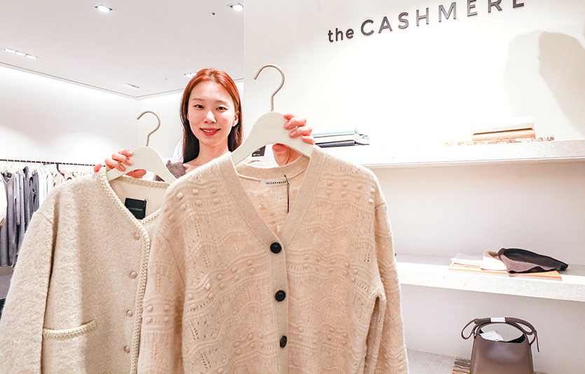 현대백화점 무역센터점 ‘더 캐시미어’ 매장에서 직원이 2023 F/W 신제품을 소개하고 있다. 사진=현대백화점