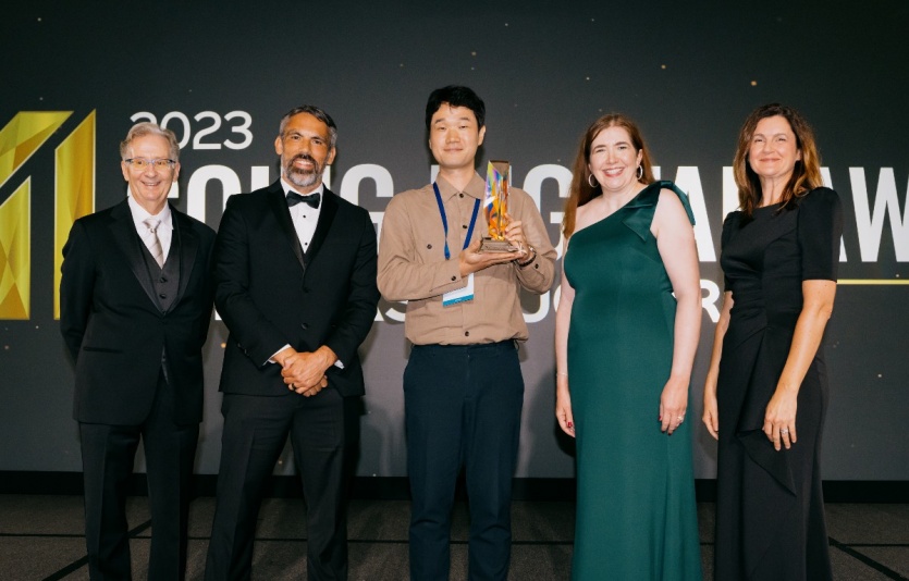 현대엔지니어링 관계자(가운데)가 우승 트로피를 들고 벤틀리시스템즈 관계자들과 기념촬영을 하고 있다. 사진=현대ENG