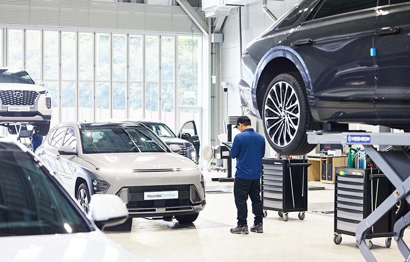 현대자동차 인증중고차 양산센터 상품화동에서 상품화 전담 인력이 매입한 중고차에 대해 272개 항목의 정밀진단을 진행하고 있다. 사진=현대자동차