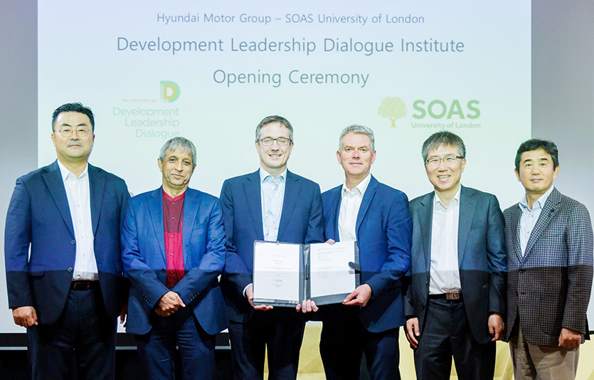 (왼쪽부터) 김흥수 현대차 부사장, 아담 하빕 런던대 SOAS 총장, 애슐리 앤드류 현대차 영국법인장, 폴 필팟 기아 영국법인장, 장하준 런던대 SOAS 교수, 김견 현대차그룹 경영연구원장 부사장. 사진=현대차그룹