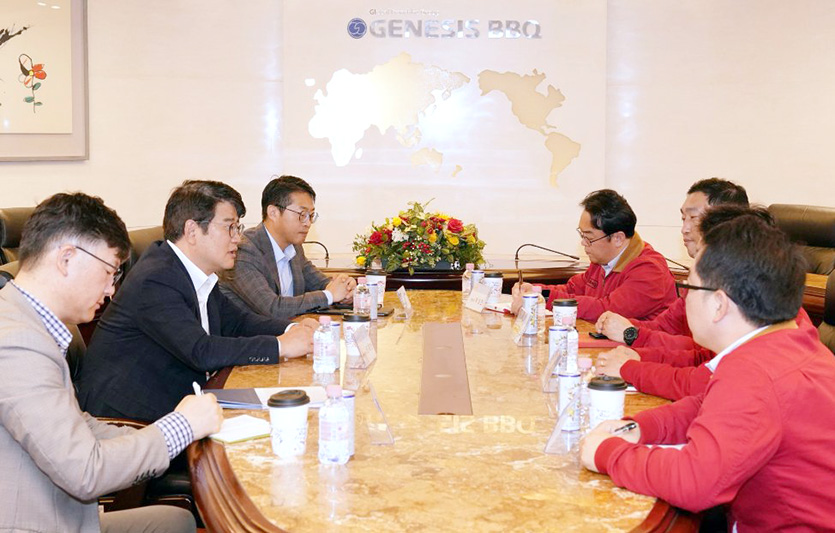 19일 오전, 제너시스BBQ그룹 본사를 방문한 권재한 농림식품부 실장(왼쪽에서 2번째)과 농림식품부, BBQ 관계자들. 사진=제너시스BBQ그룹