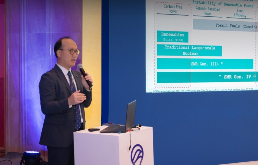 유성훈 DL이앤씨 플랜트 본부 전략기획 담당임원이 ‘SMR 기술을 활용한 담수화 플랜트 탄소중립 비전’을 주제로 발표하고 있다. 사진=DL이앤씨