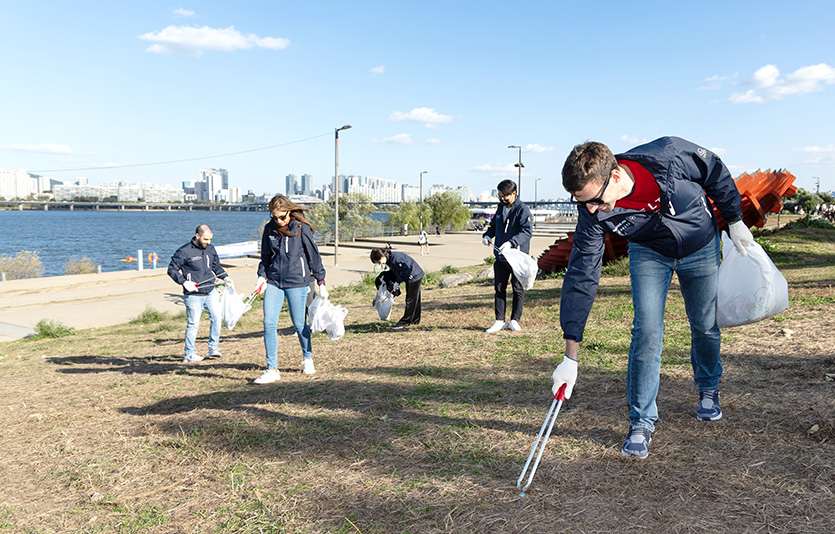 대한항공이 델타항공과 서울 여의도 한강공원 일대에서 ‘줍깅’ 봉사활동을 진행했다. 사진=대항항공
