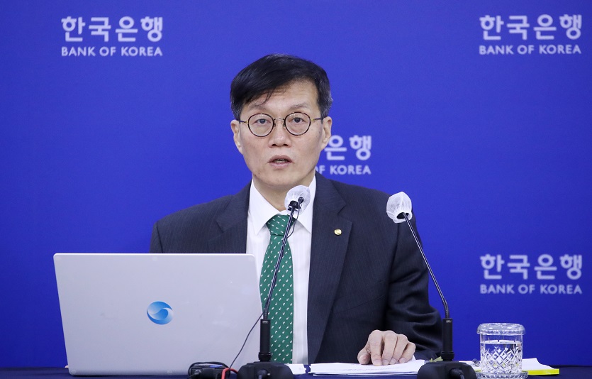 이창용 한국은행 총재가 '물가안정목표 운영상황 점검' 기자간담회에서 최근 물가흐름과 전망을 설명했다. 사진=한국은행
