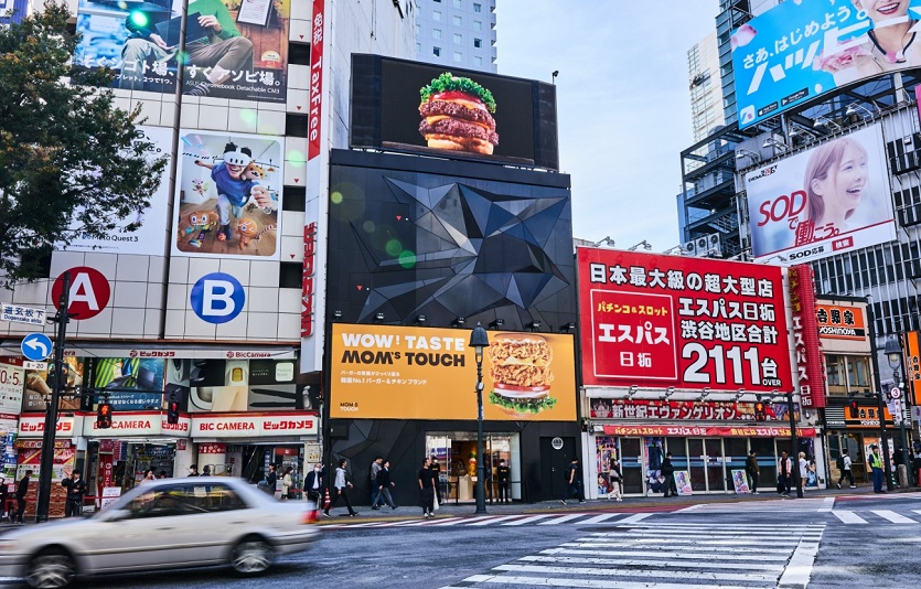 PR_메인 사진자료. 도쿄 한복판에 나타난 맘스터치.jpg