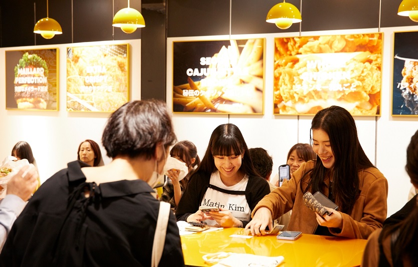 PR_사진자료2. 맘스터치 도쿄_QR코드로 주문하는 고객들.jpg