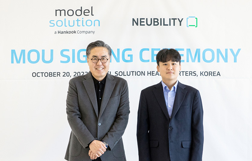 (왼쪽부터) 우병일 모델솔루션 대표이사와 이상민 뉴빌리티 대표가 업무협약 체결 기념사진을 촬영하고 있다. 사진=한국앤컴퍼니