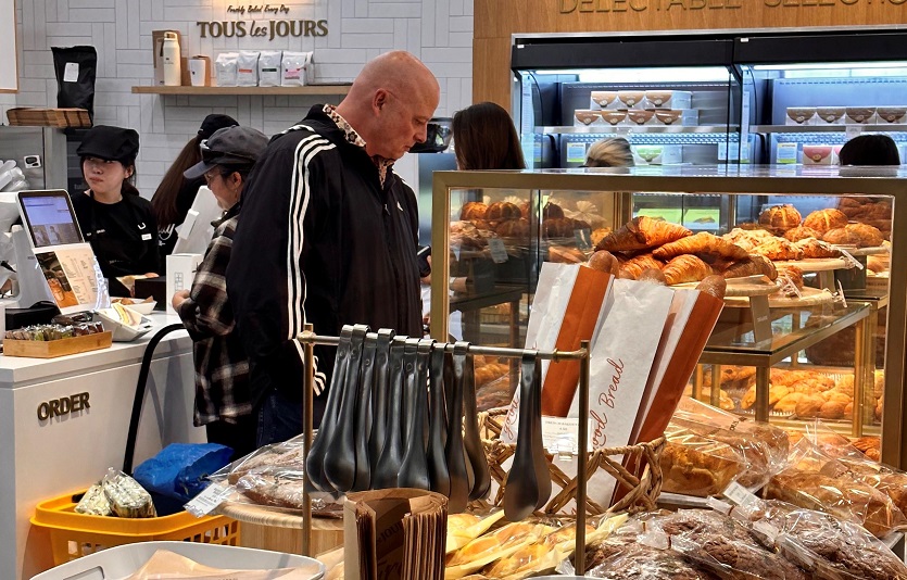 [2] 뚜레쥬르 캐나다 캘거리점을 방문한 현지 고객들_1.jpg