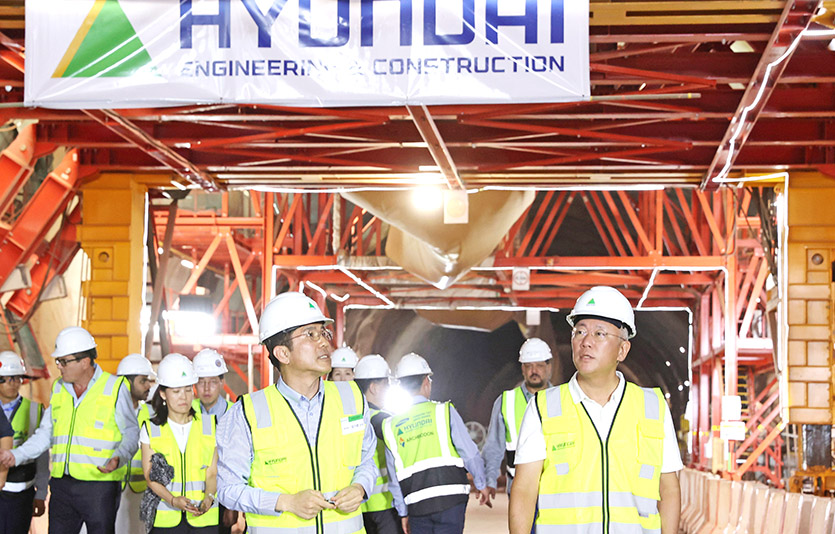 정의선 현대차그룹 회장이 사우디 네옴시티 주거공간인 ‘더 라인’ 구역 건설 현장 내부를 둘러보고 있다. 사진=현대차그룹