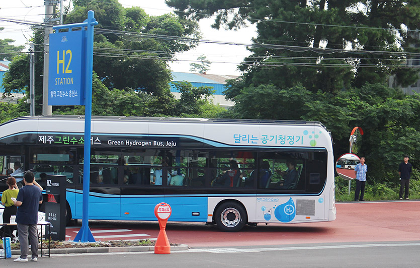 제주시 함덕 그린수소 충전소에서 수소버스가 시범 운행에 나서고 있다. 사진=뉴시스