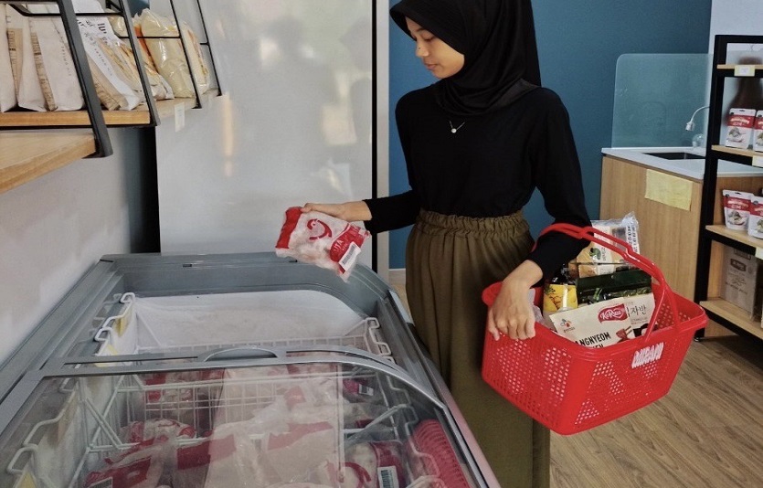 [CJ제일제당_사진자료] 인도네시아 브카시 지역에 위치한 '미트 마스터' 매장에서 한 소비자가 닭고기 제품을 구매하고 있다.jpg