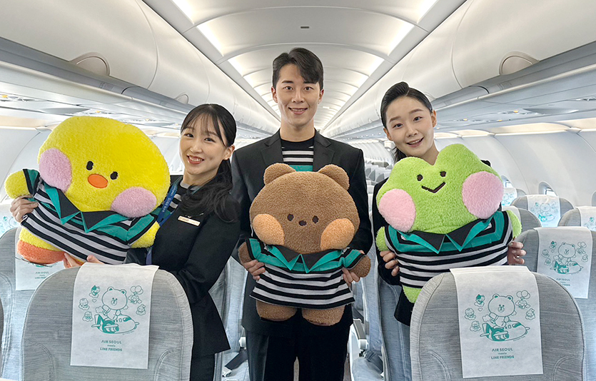 라인프렌즈 캐릭터들이 승무원 복장을 하고 기내에서 탑승객을 맞이하고 있다. 사진=에어서울