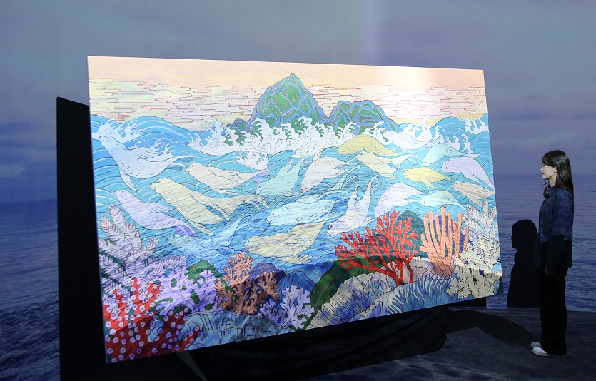 모델이 메타그라운드 성수에서 진행되는 독도 팝업스토어에서 초대형 독도 그림 'Once Upon a Time'을 바라보고 있다.jpg