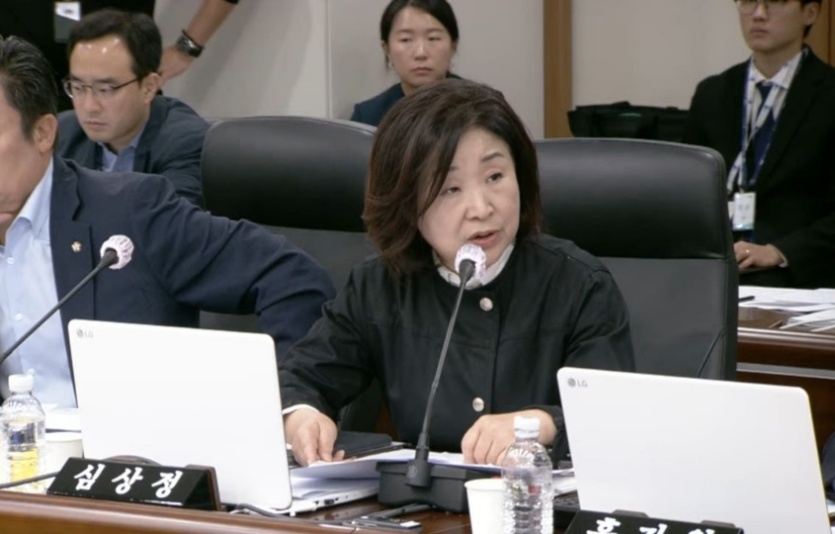 심상정 의원이 이학재 인천국제공항공사 사장에게 질의하고 있다. 사진=국회방송