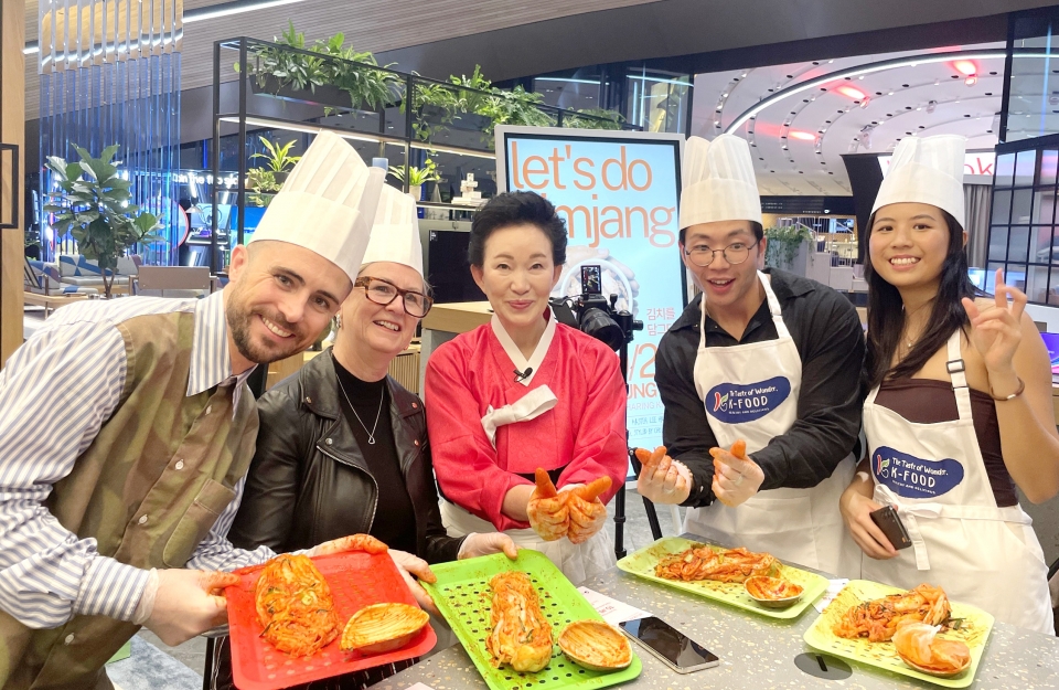 직접 담근 김치와 함께 기념 촬영 중인 런더너들. 사진=한국농수산식품유통공사(aT)