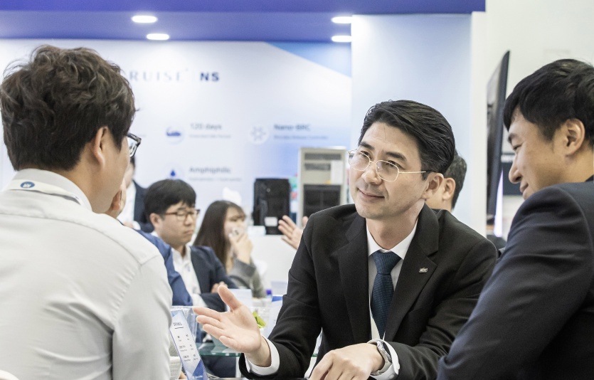 KCC 임직원이 고객들에게 선박 도료 및 관련 제품에 대한 설명을 하고 있다. 사진=KCC