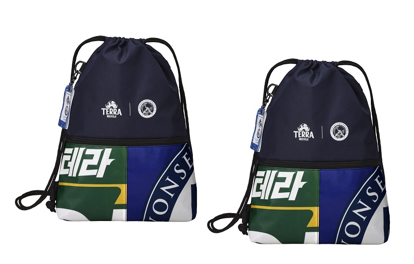 [하이트진로 사진자료] 업사이클링 굿즈 스트링 백팩 이미지.jpg